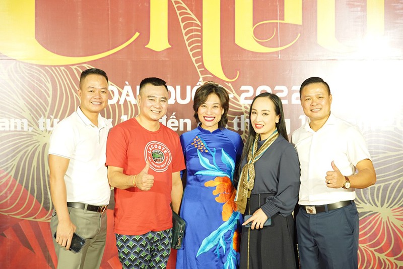 Các Nghệ sĩ chụp ảnh lưu niệm và chúc mừng Cục Nghệ thuật Biểu diên tổ chức thành công Lễ khai mạc Liên hoan Chèo toàn quốc 2022.   