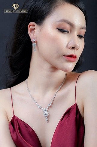 hut anh nhin voi trang suc cao cap ajc hien dai va thoi thuong