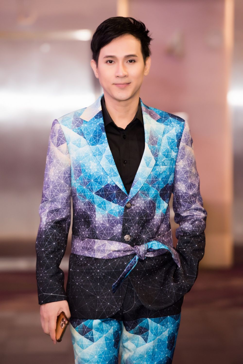 Ca sĩ Khưu Huy Vũ ra mắt MV mới với “cú twist” bất ngờ ca si khuu huy vu ra mat mv moi voi cu twist bat ngo