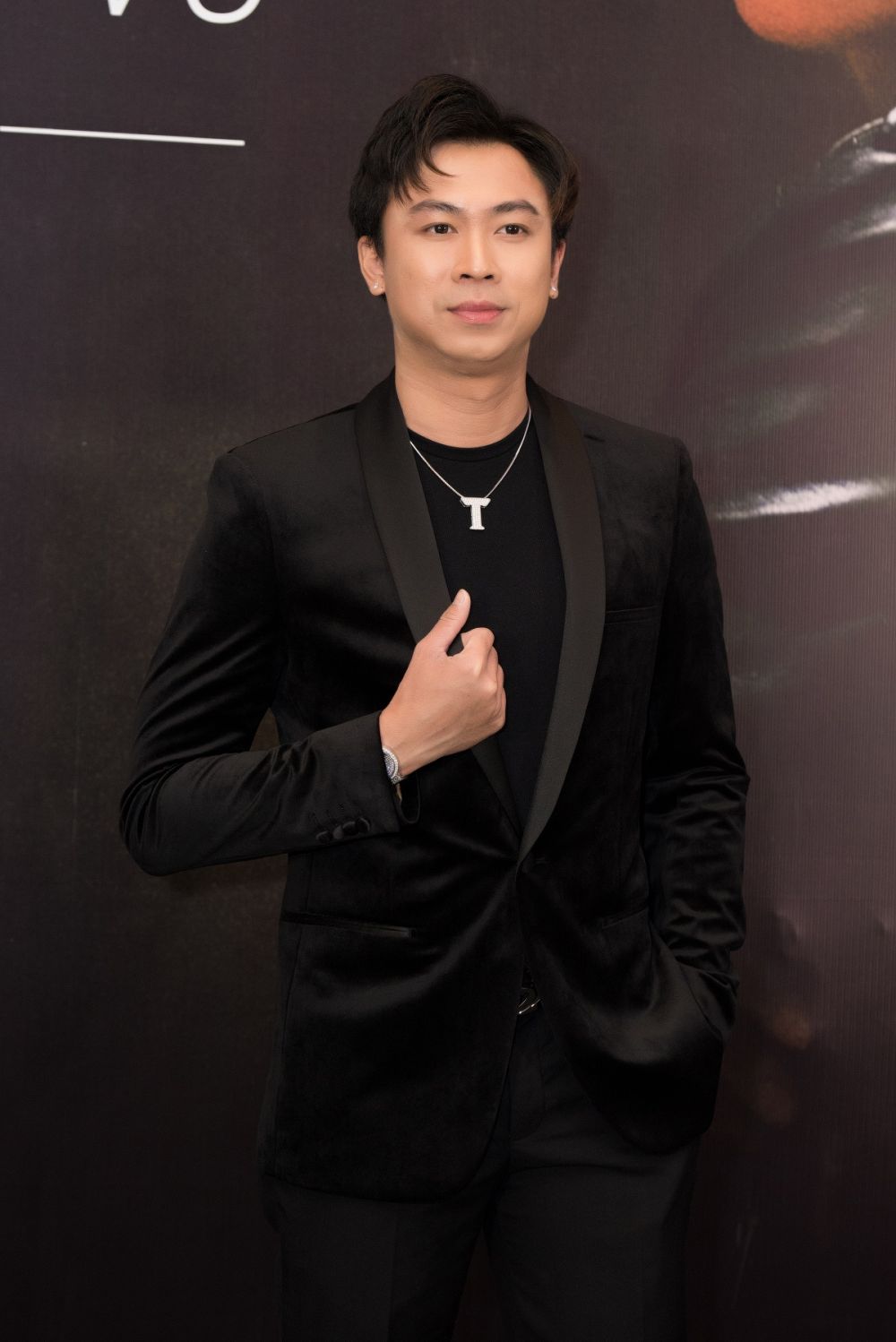 Ca sĩ Khưu Huy Vũ ra mắt MV mới với “cú twist” bất ngờ ca si khuu huy vu ra mat mv moi voi cu twist bat ngo