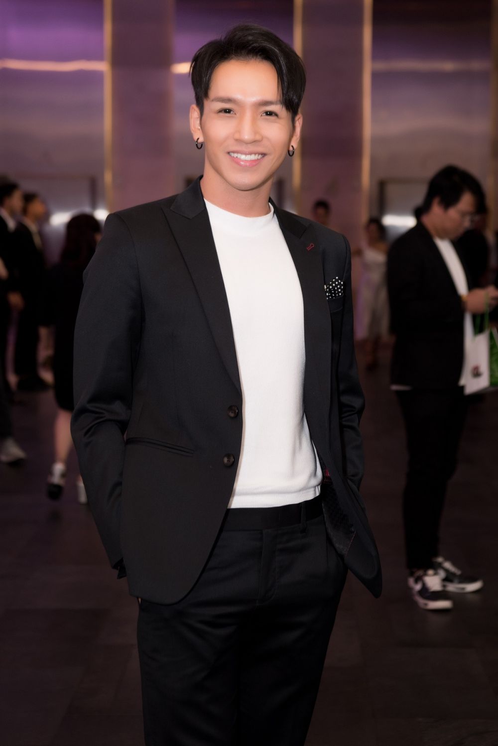 Ca sĩ Khưu Huy Vũ ra mắt MV mới với “cú twist” bất ngờ ca si khuu huy vu ra mat mv moi voi cu twist bat ngo