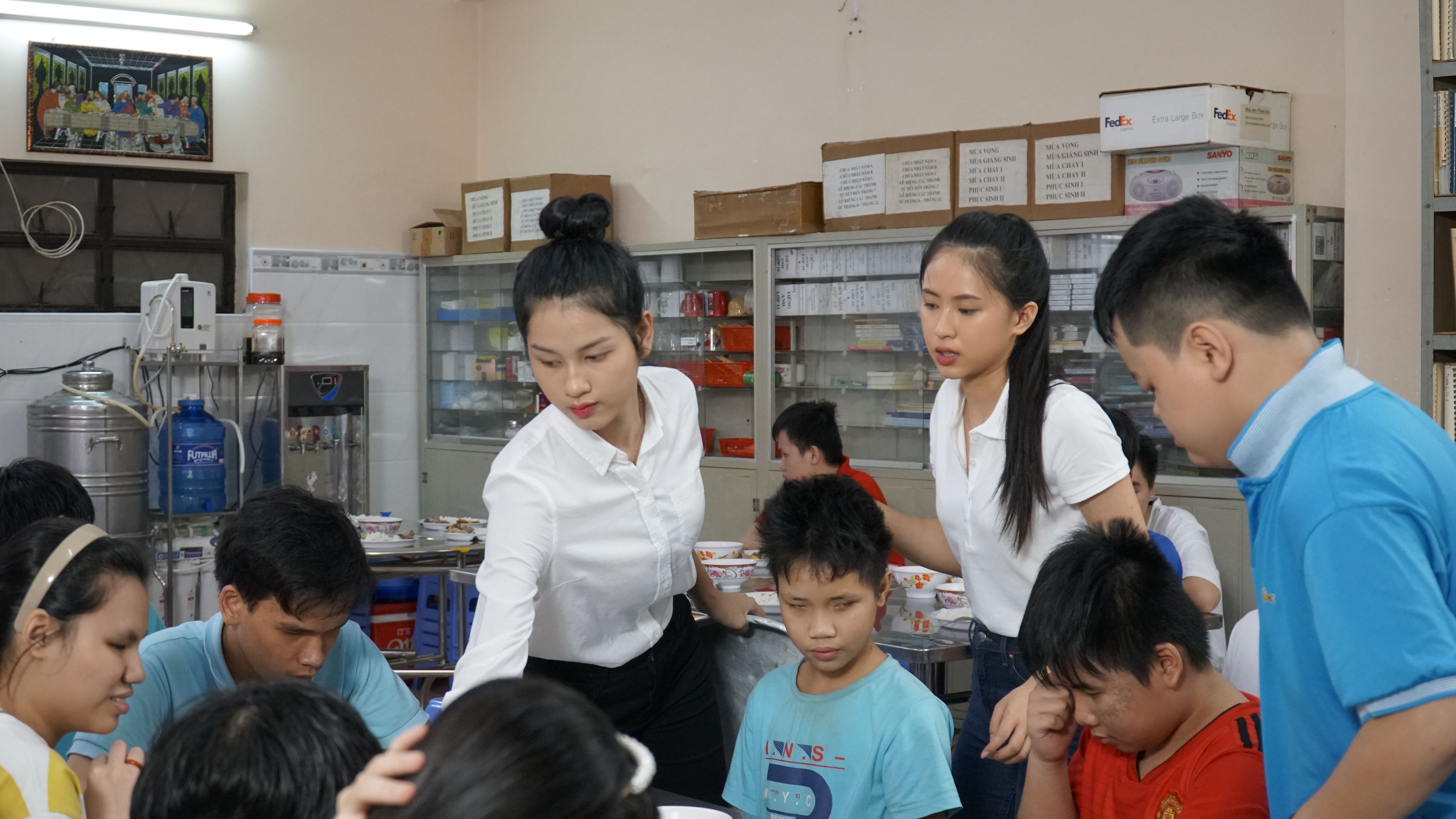 Thí sinh Hoa hậu Việt Nam 2020 chung tay giúp đỡ những nhân vật đặc biệt trong dự án nhân ái.