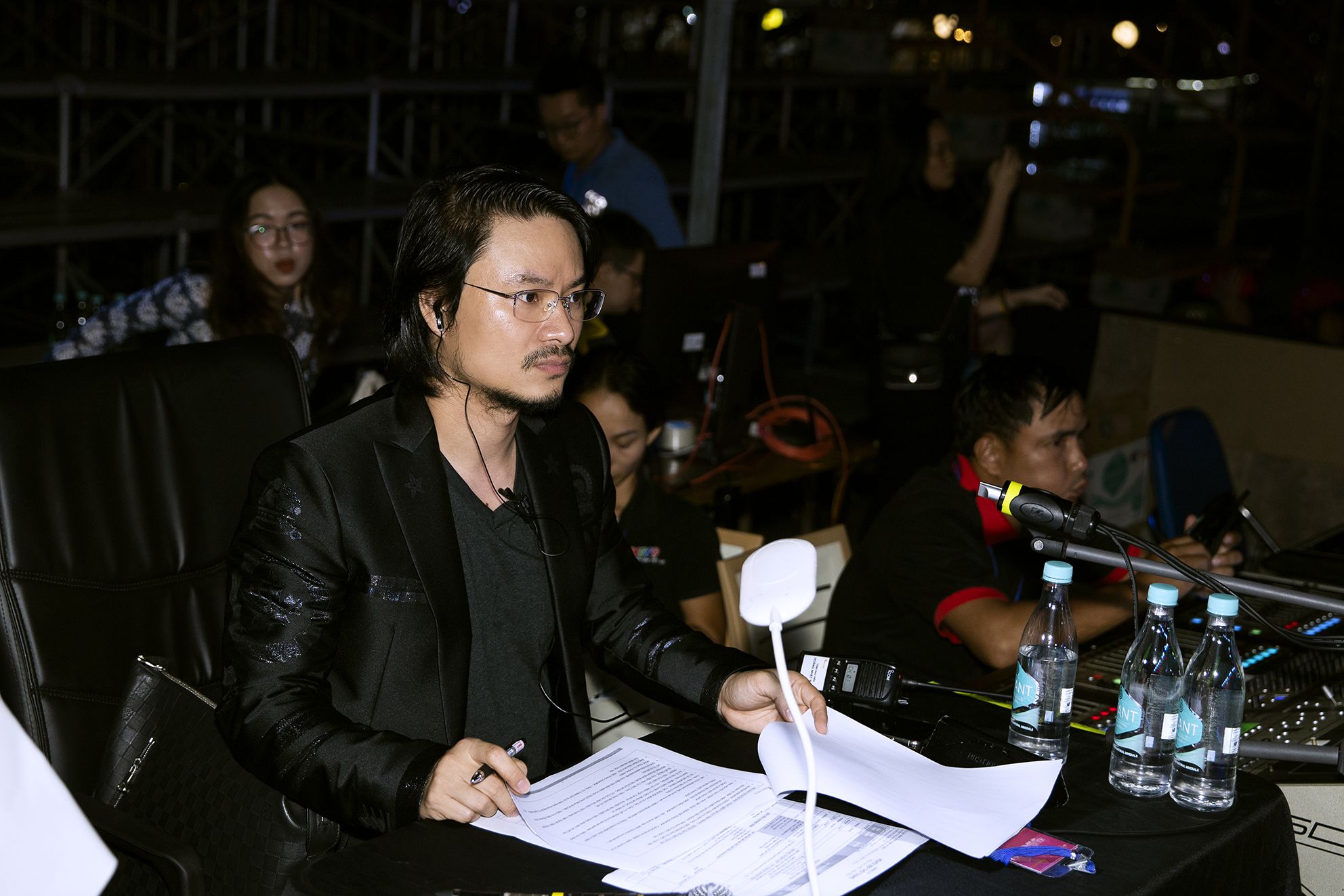 Tổng đạo diễn Hoàng Nhật Nam cùng BTC Hoa Hậu Việt Nam làm việc năng suất để chuẩn bị cho đêm thi cuối cùng.