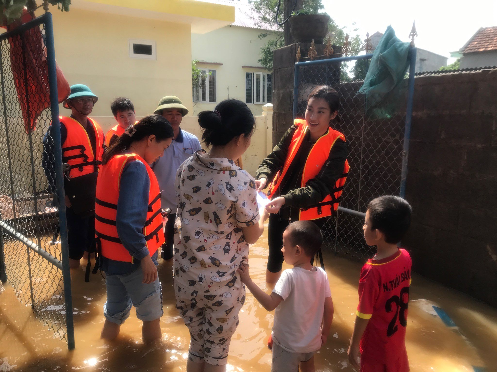 Hoa hậu Đỗ Mỹ Linh cùng BTC Hoa Hậu Việt Nam trong chuyến cứu trợ đồng bào miền Trung.