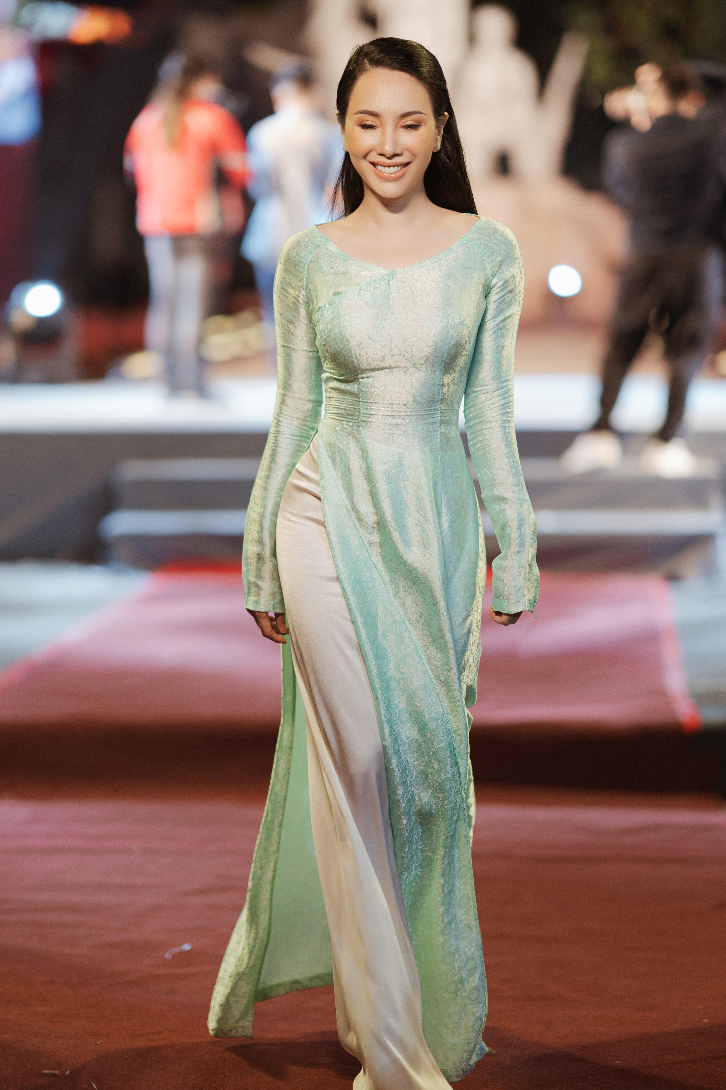 Hoa hậu Châu Ngọc Bích cùng con gái duyên dáng trong tà áo dài Việt Nam tại Chương trình giao lưu văn hoá nghệ thuật ASEAN mở rộng