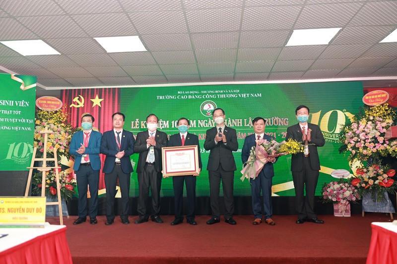 TS.Trương Anh Dũng – Tổng cục trưởng Tổng cục Giáo dục nghề nghiệp (TC GDNN), Bộ Lao động Thương binh và Xã hội trao Bằng khen cho trường Cao đẳng Công thương Việt Nam.