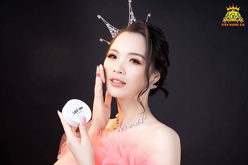 Á hậu Trang Viên trong vai trò là CEO công ty truyền thông.