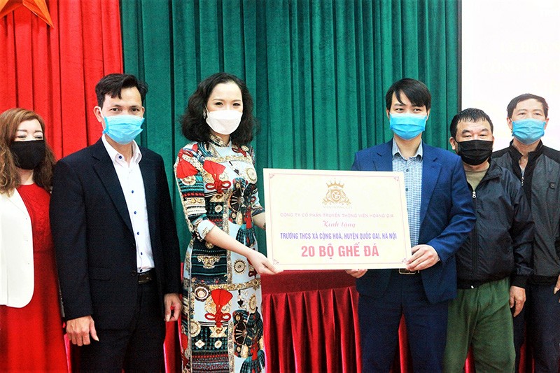 Á hậu Trang Viên với hoạt động nhân ái tại xã Cộng Hòa (Quốc Oai - Hà Nội)