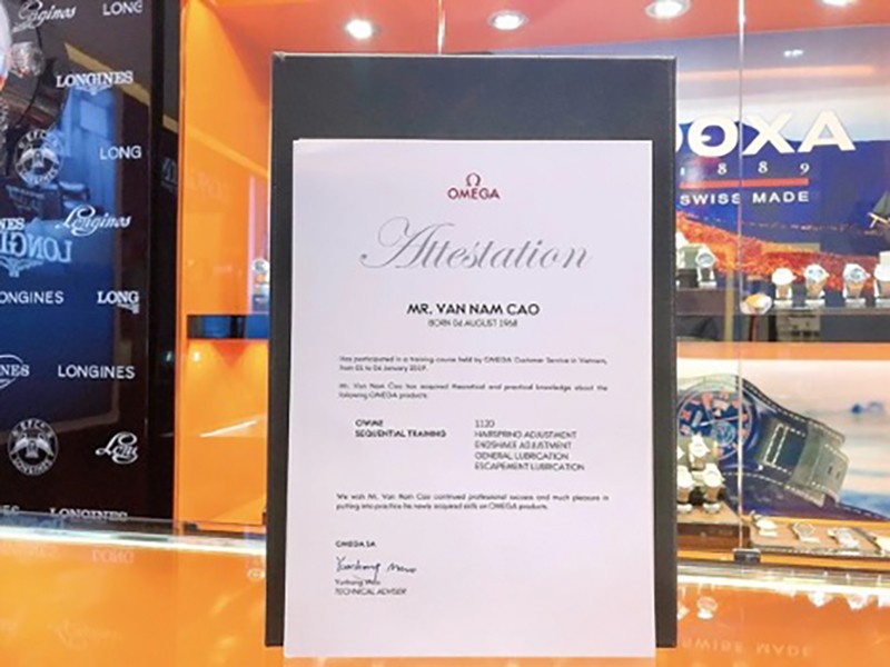 Thợ sửa chữa đồng hồ Cao Văn Năm được thương hiệu xa xỉ hàng đầu thế giới là Omega cấp chứng nhận định kỳ mỗi năm.