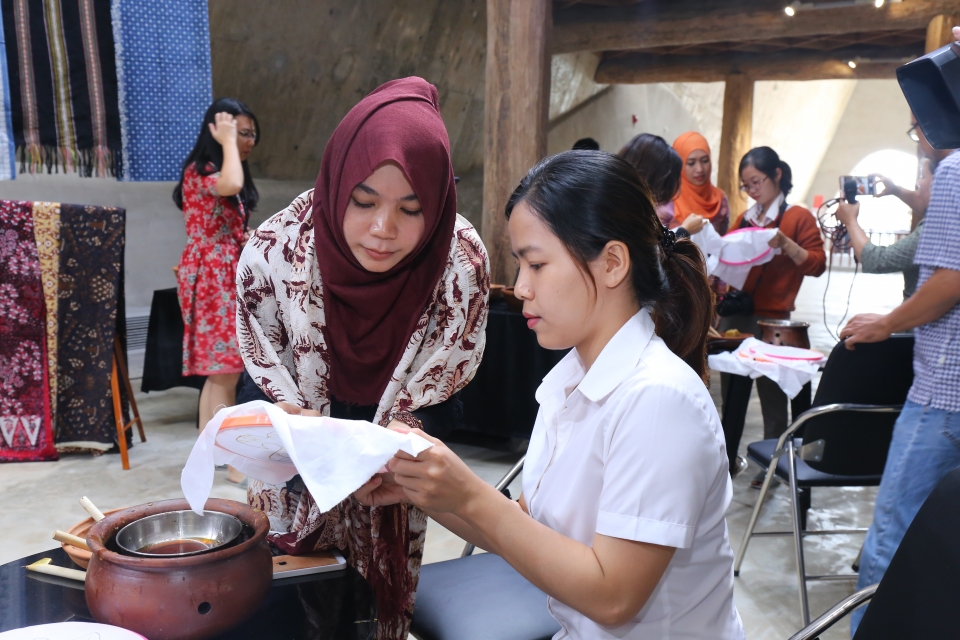 giao luu van hoa viet nam indonesia batik va tho cam e de