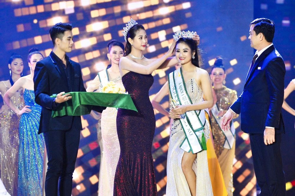 Á hậu Liên Phương trao vương miện cho Á khôi Du lịch Việt Nam 2020. Á hậu Liên Phương trao vương miện cho Á khôi Du lịch Việt Nam 2020.