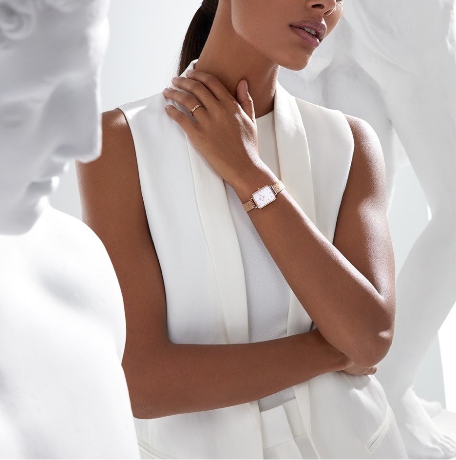 Hé lộ 6 cách đeo đồng hồ nữ đẹp, đúng cách dành cho nàng Hé lộ 6 cách đeo đồng hồ nữ đẹp, đúng cách dành cho nàng