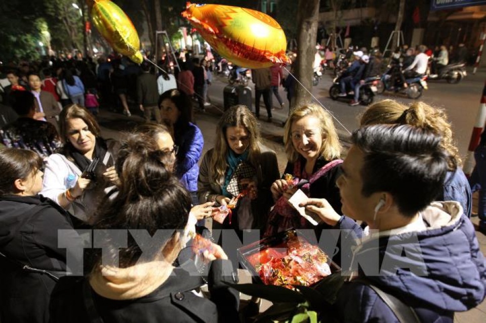 ron rang khong khi don xuan dinh dau