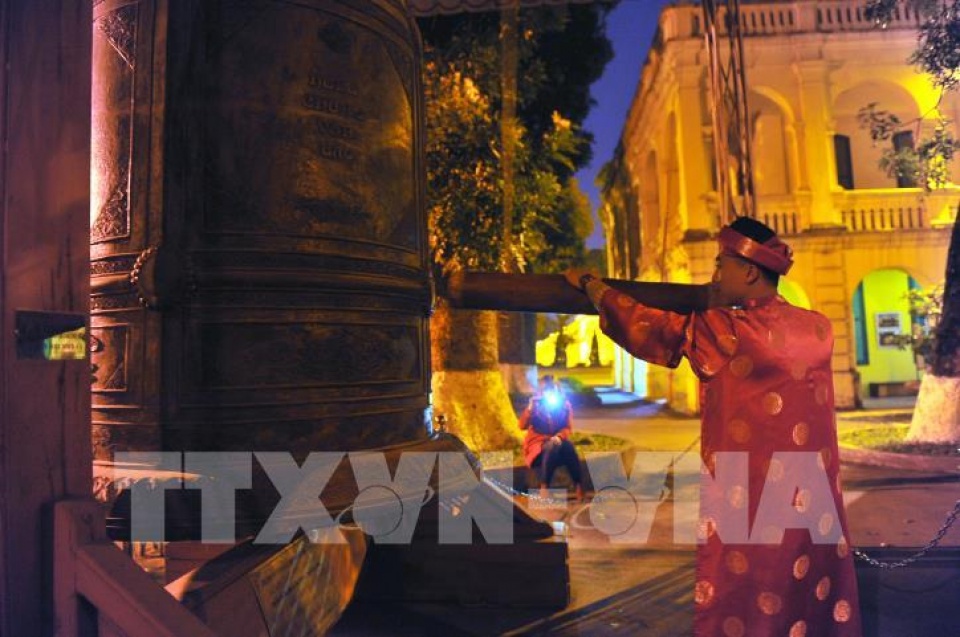 ron rang khong khi don xuan dinh dau