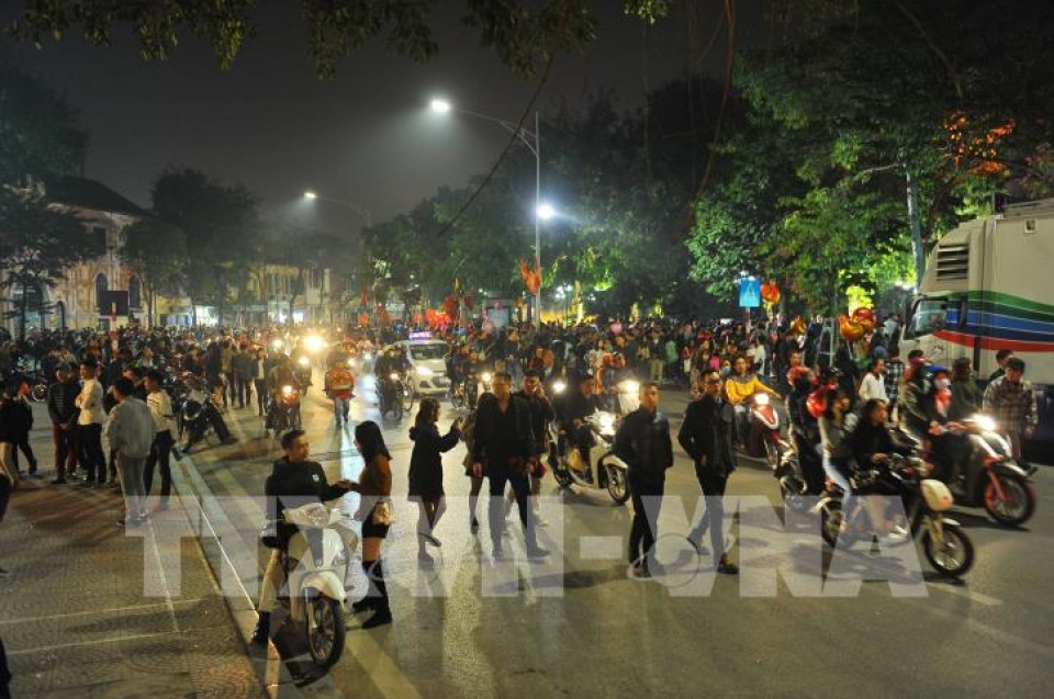 ron rang khong khi don xuan dinh dau