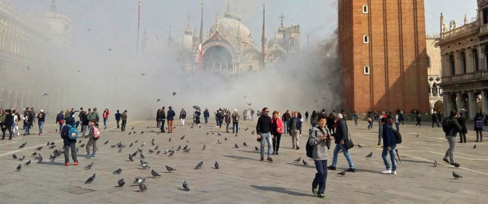 italy bom khoi gay hoang loan o venice