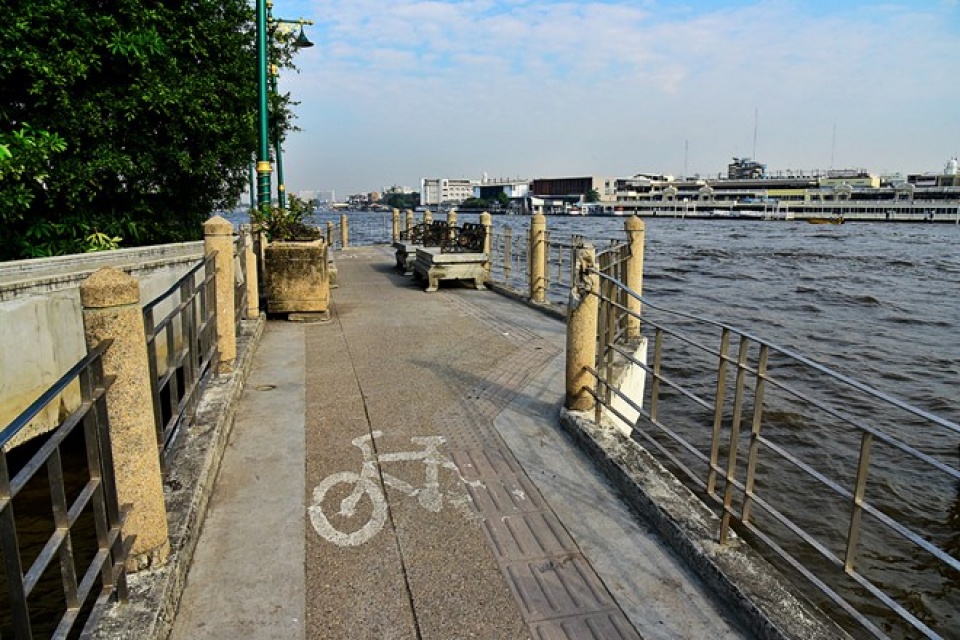 bangkok lam cach mang xe dap de thoat ac mong un tac