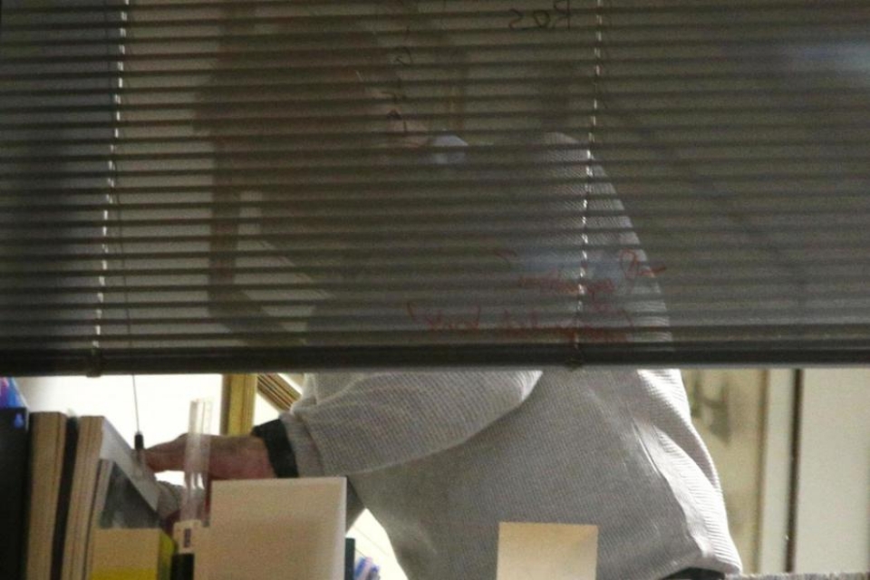 vu be boi facebook anh kham xet tru so cua cambridge analytica