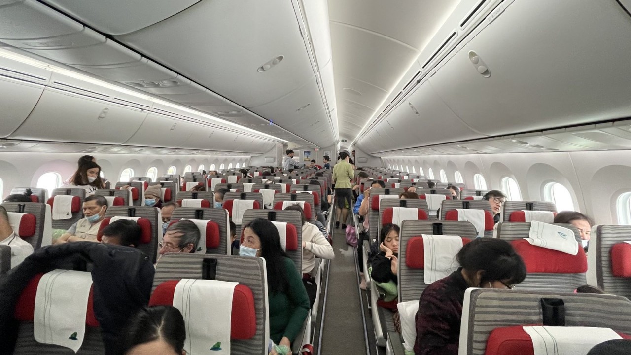 Tận dụng tối đa số ghế trên chuyến bay đưa người Việt ở Ukraine từ Ba Lan về nước