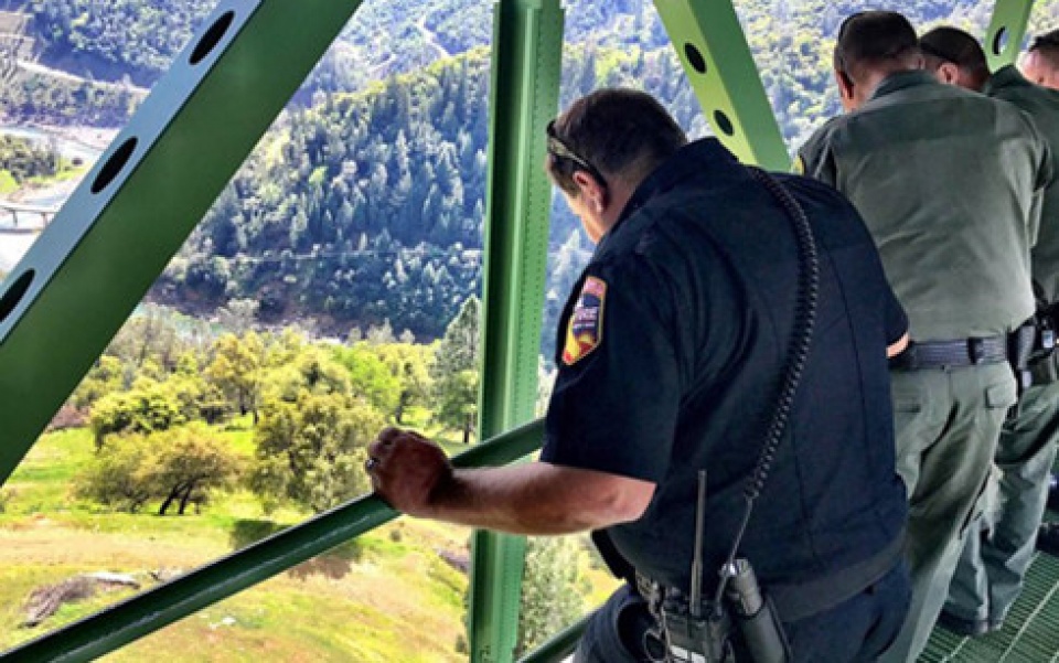 thoat chet than ky sau khi nga tu tren cau xuong vi mai selfie