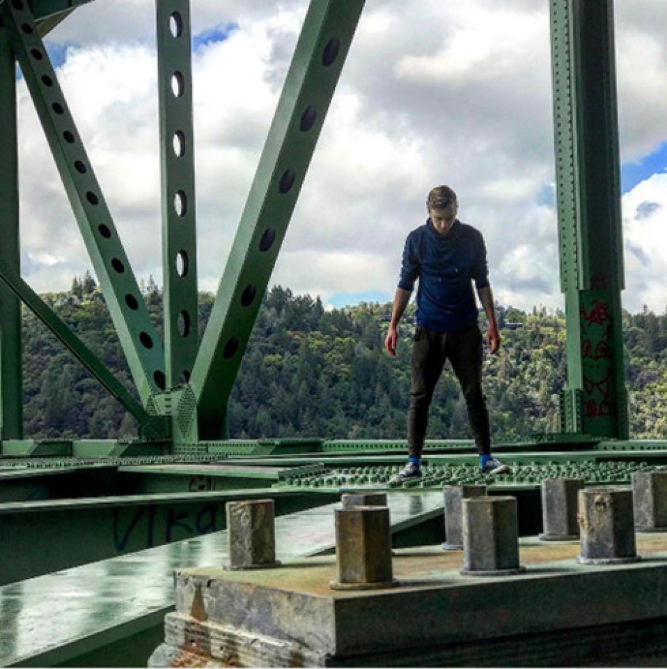 thoat chet than ky sau khi nga tu tren cau xuong vi mai selfie