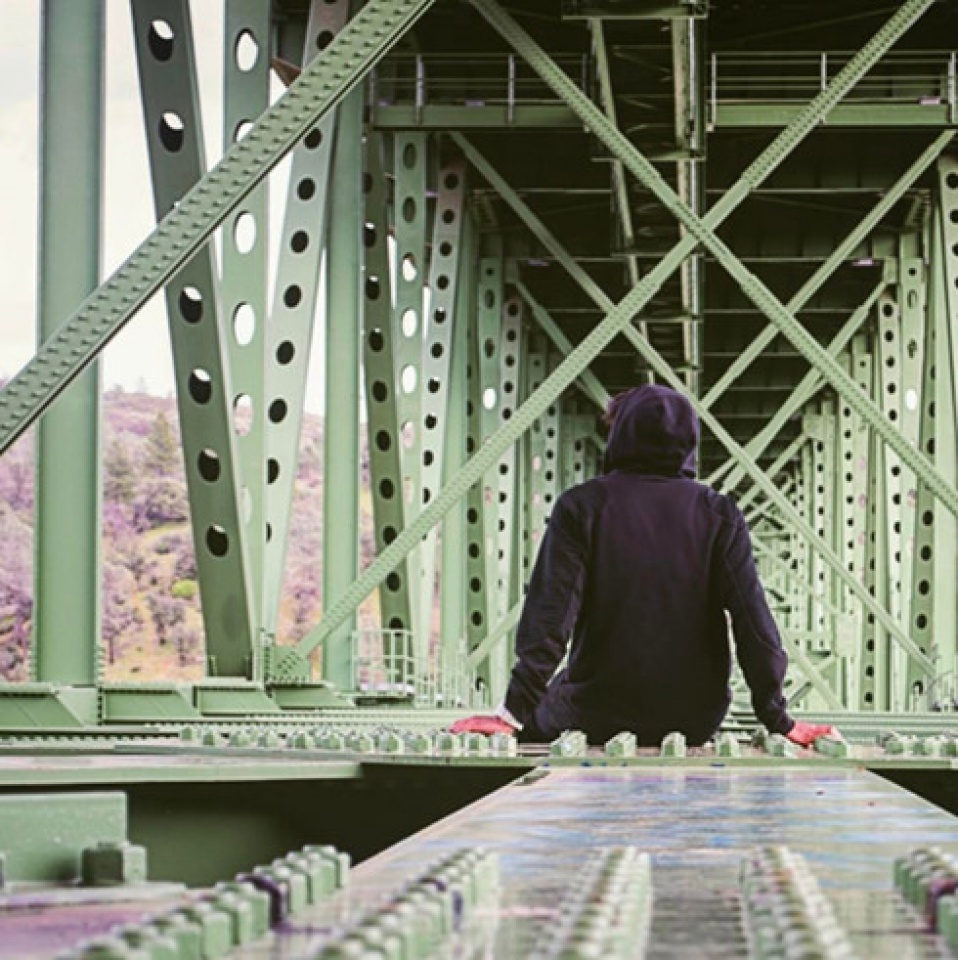 thoat chet than ky sau khi nga tu tren cau xuong vi mai selfie