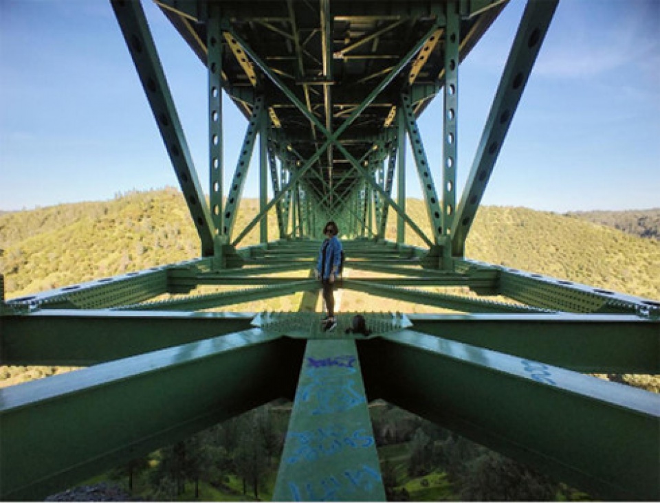 thoat chet than ky sau khi nga tu tren cau xuong vi mai selfie