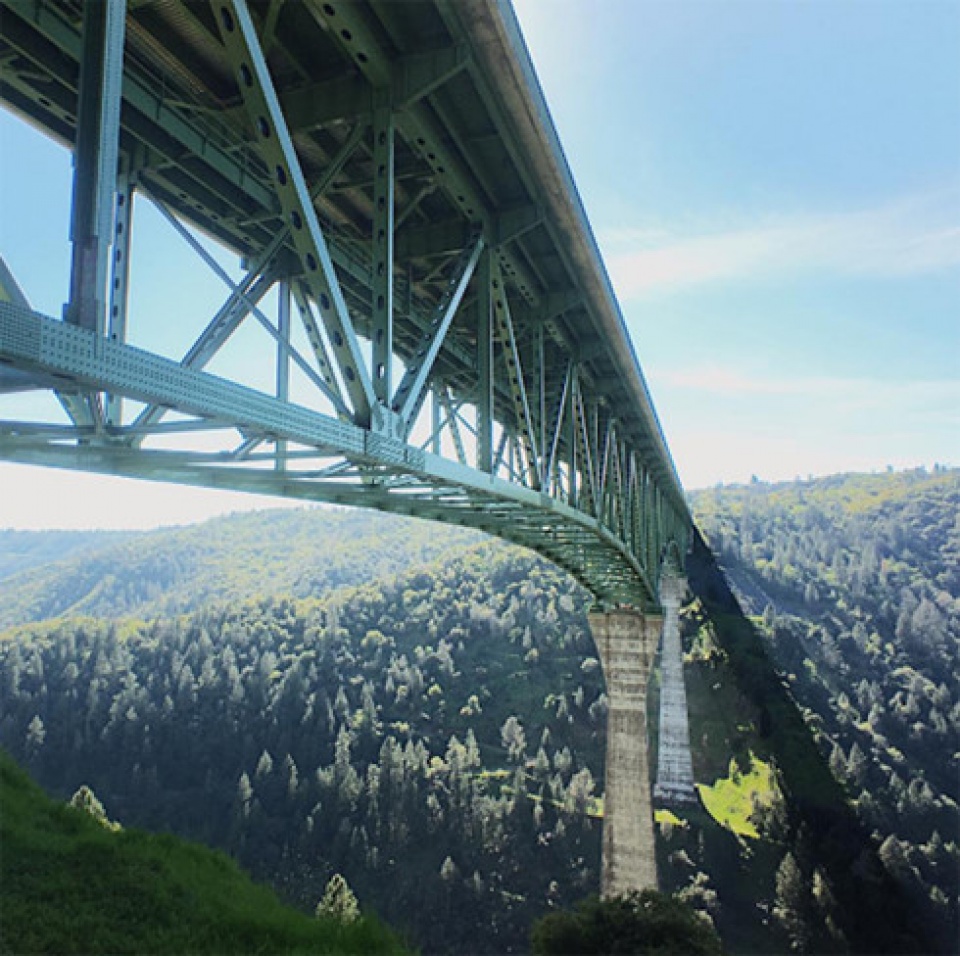 thoat chet than ky sau khi nga tu tren cau xuong vi mai selfie