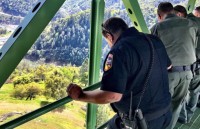 cap doi tre lieu mang du len tau dien cao toc de hen ho