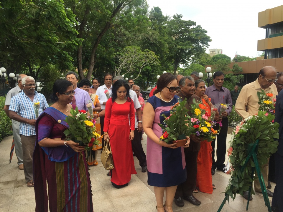 Dâng hoa kỷ niệm sinh nhật Bác ở Sri Lanka dang hoa ky niem sinh nhat bac o sri lanka