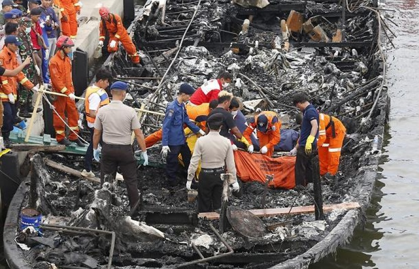 Cháy phà ở Indonesia và động đất ở Philippines