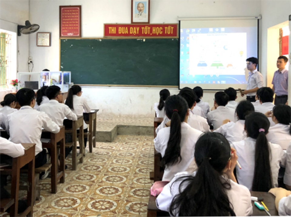 hai hoc sinh che tao thanh cong robot thi nghiem hoa hoc