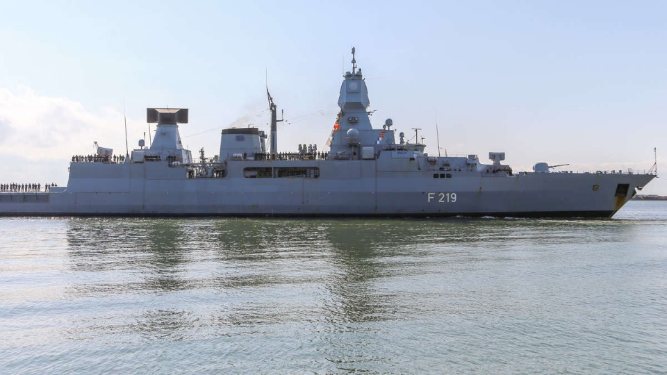 Tàu chiến Đức gặp sự cố khi tập trận tau chien duc gap su co khi tap tran