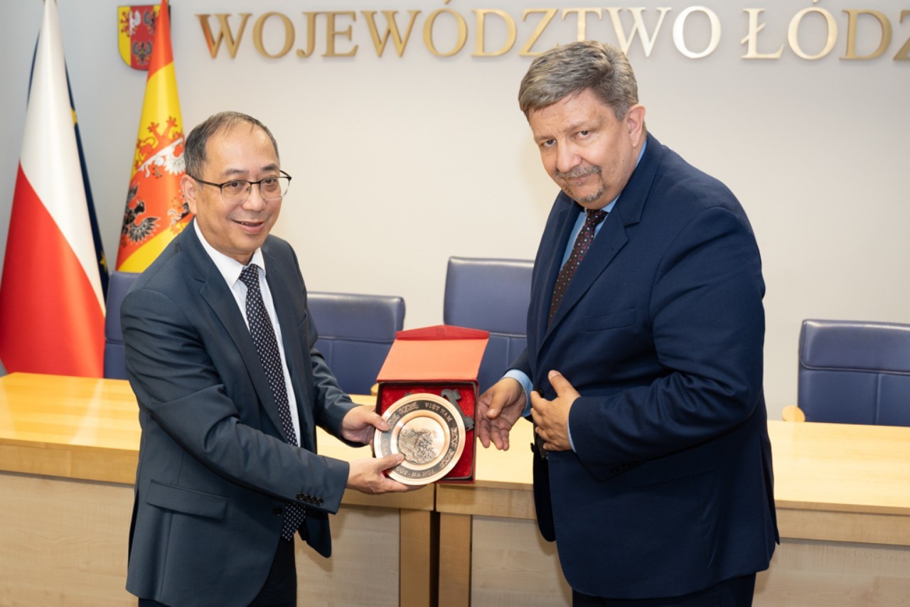 Đại sứ Nguyễn Hùng thăm, làm việc tại Łódź, Ba Lan