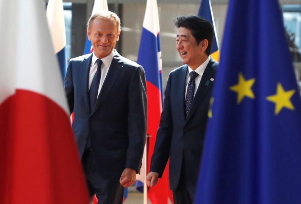 eu nhat bat tay my thiet thoi dung ngoai