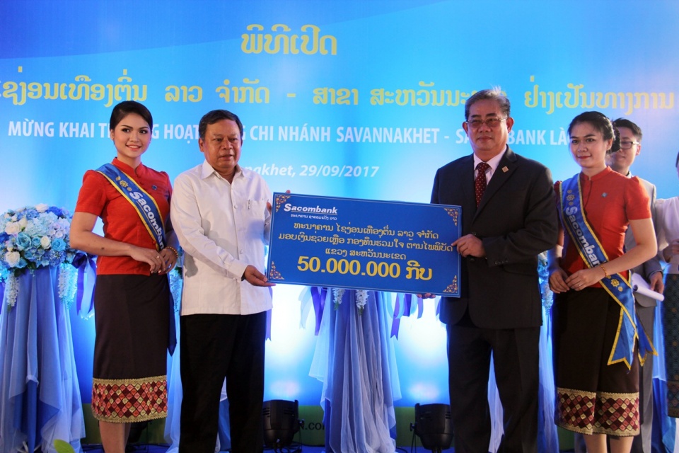 ngan hang viet dong hanh phat trien kinh te lao