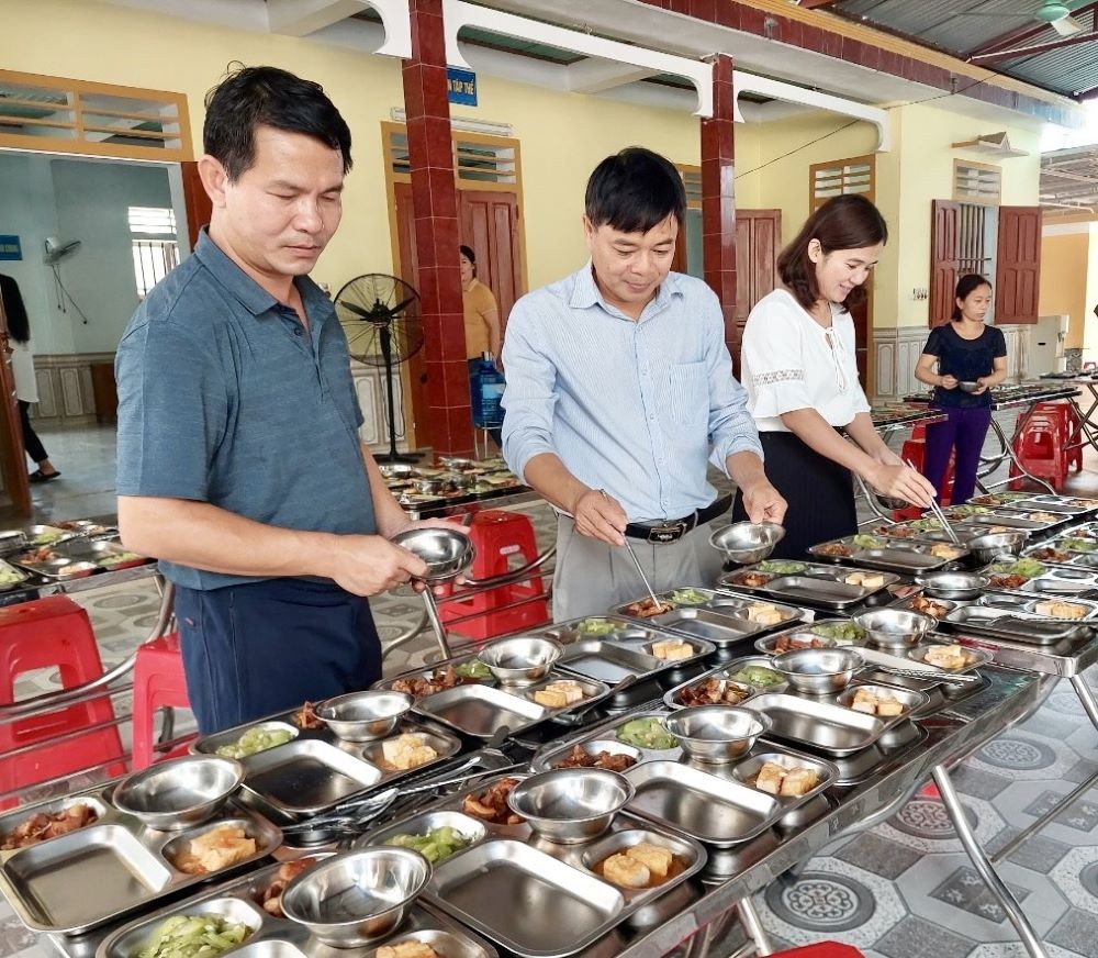 Tình cảm ấm áp của thầy, cô dành cho học sinh vùng lũ