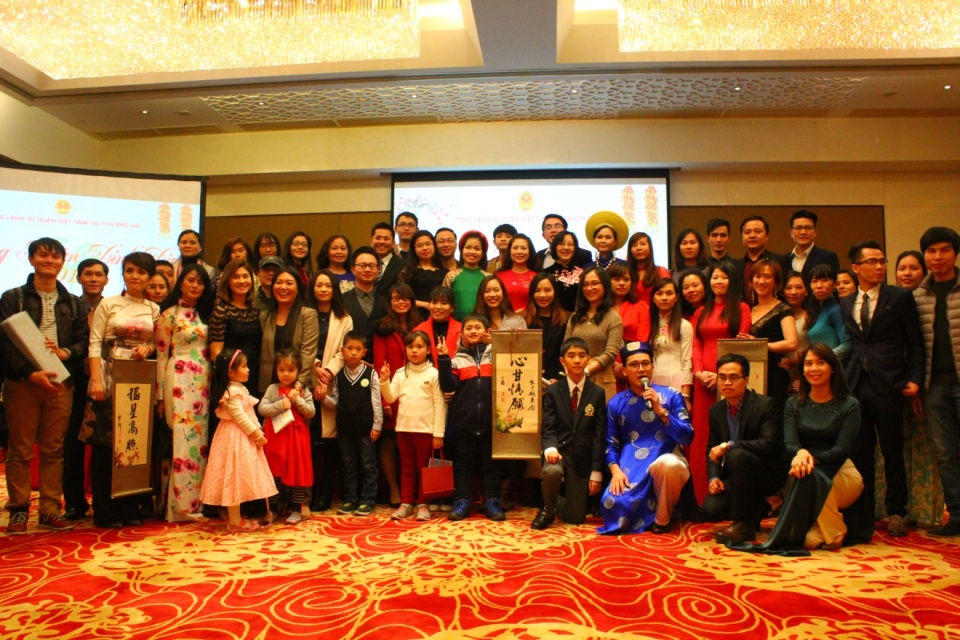 nguoi viet o thuong hai chung vui tet cong dong