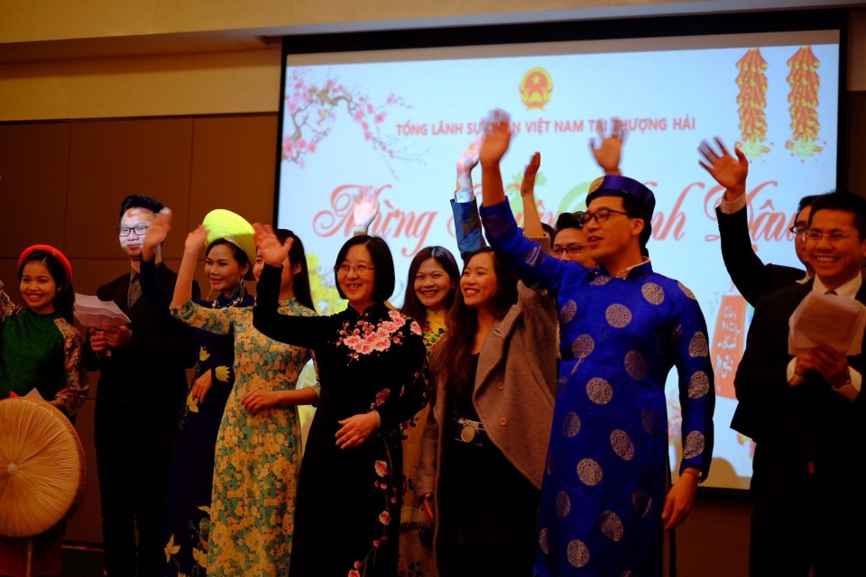 nguoi viet o thuong hai chung vui tet cong dong