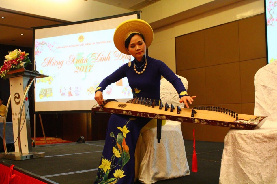 nguoi viet o thuong hai chung vui tet cong dong