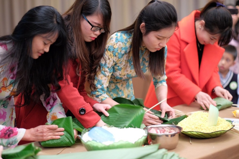 nguoi viet o thuong hai chung vui tet cong dong
