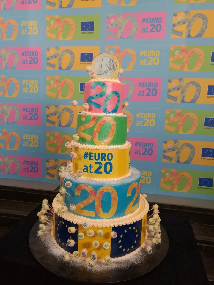 Tuổi 20, đồng Euro vẫn là người khổng lồ yếu ớt? tuoi 20 dong euro van la nguoi khong lo yeu ot