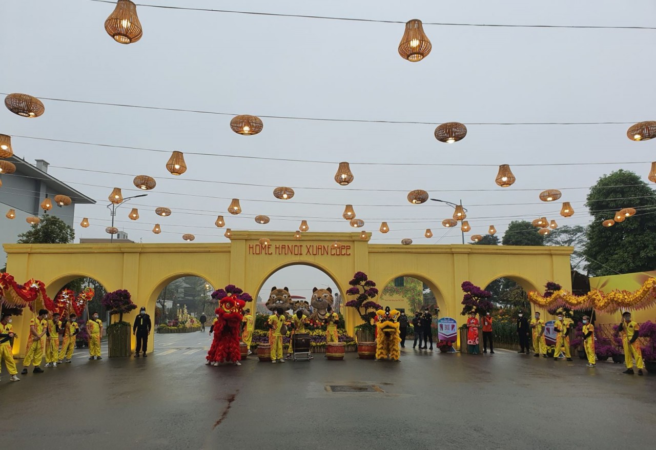 Cổng chào đường hoa Xuân Hà Nội tại Splendora, Mailand Hanoi City, Bắc An Khánh. (Nguồn: TTXVN)