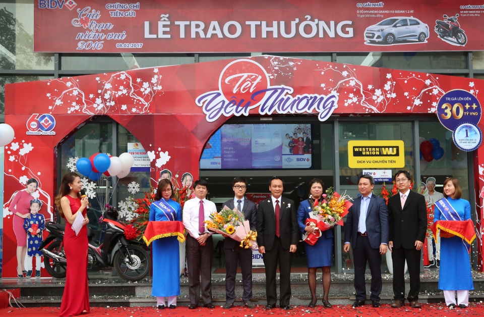 khach hang bidv gui tien trung o to