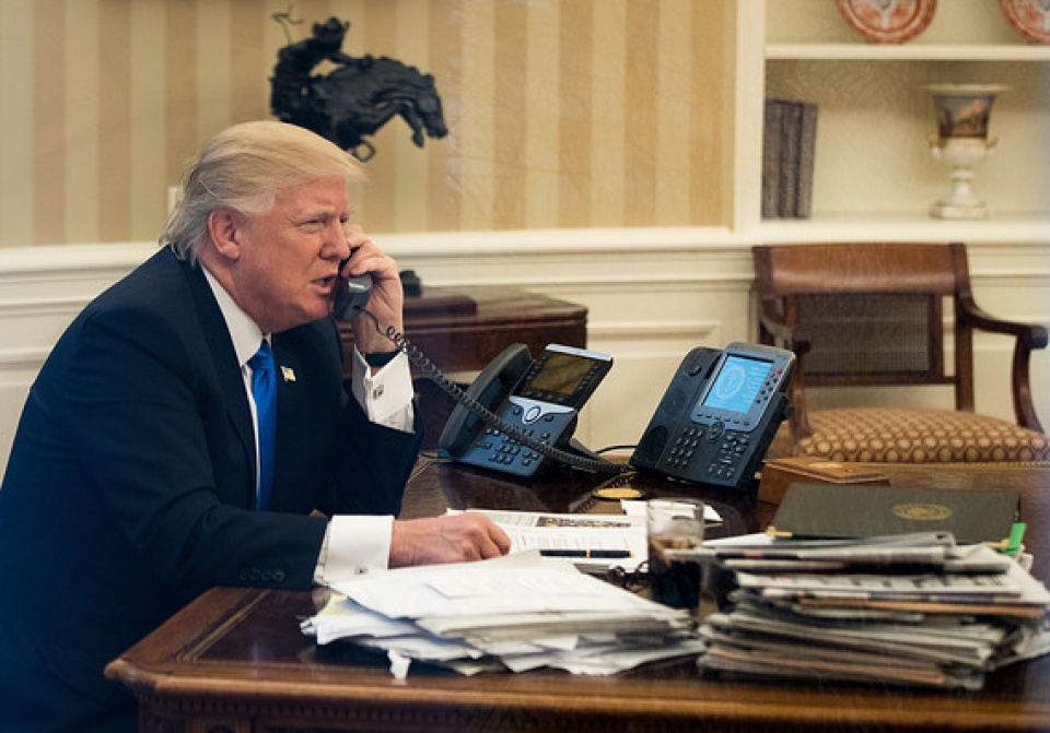 tong thong trump hoi chuyen gia tra loi