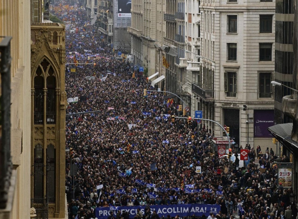 tay ban nha bieu tinh lon yeu cau tiep nhan nguoi ti nan