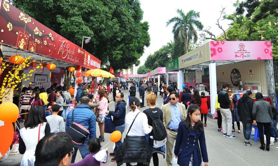 du xuan dao pho sach xuan mau tuat tai ha noi