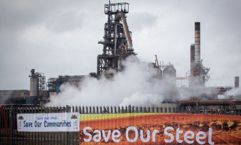 bon nguyen nhan gay khung hoang thep o anh