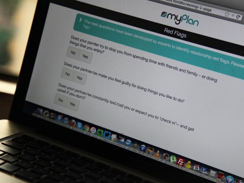 ung dung dien thoai giup phong tranh bao luc tinh duc