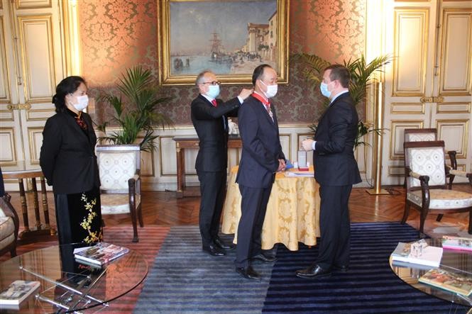 Đại sứ Việt Nam tại Pháp Nguyễn Thiệp nhận Huân chương Bắc đẩu Bội tinh